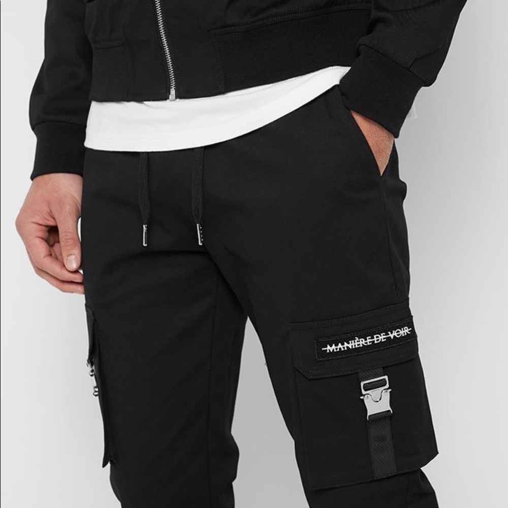 Maniere de voir Cargo pants with buckle detail